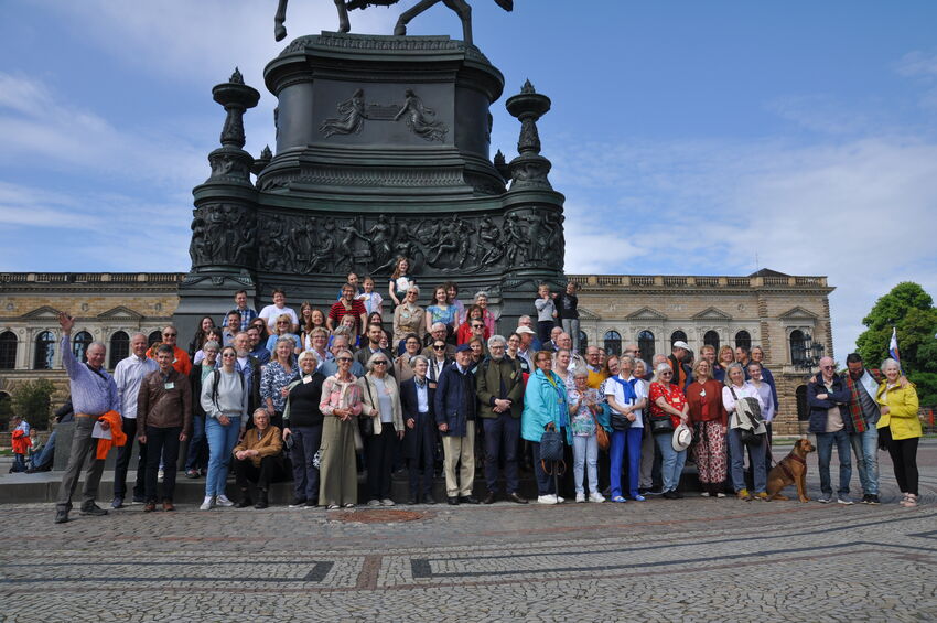 Teilnehmer Familientag 2025 vor dem König-Johann-Denkmal in Dresden (Kai Weber)