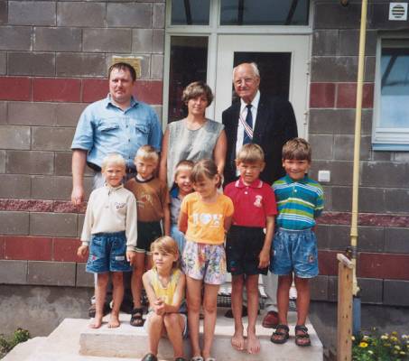 Dr. Jürgen Baron von Schilling vor seinem SOS-Kinderhaus in Lettland.